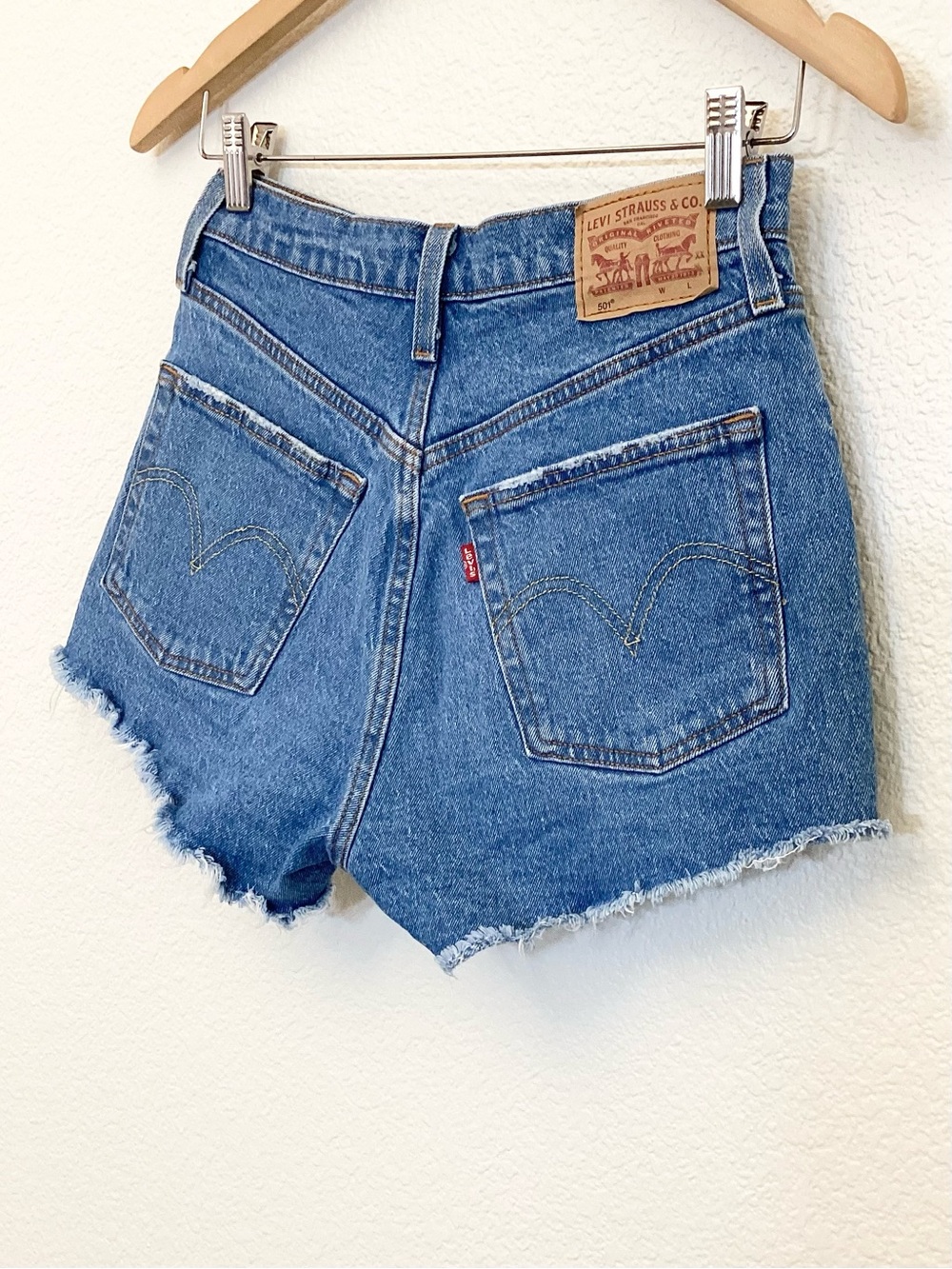 Levi’s 501 W25 (US 0/1) Denim Women’s Shorts High Rise Distressed 56327-0251 - Picture 8 of 14